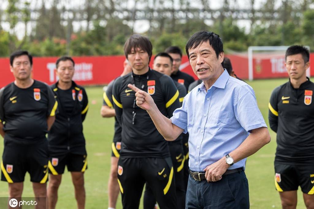 杨帆出国学习的剧情，在我理解就是一起团结起来，一起向未来的精神，together for a shared future！”人类又双叒要面临新的灾难了！2月25日，由罗兰·艾默里奇（《2012》《后天》《独立日》）执导，哈莉·贝瑞、帕特里克·威尔森、约翰·布莱德利、于文文、迈克尔·佩纳等参演的电影《月球陨落》，宣布内地过审，已确认引进，同时预告海报双发